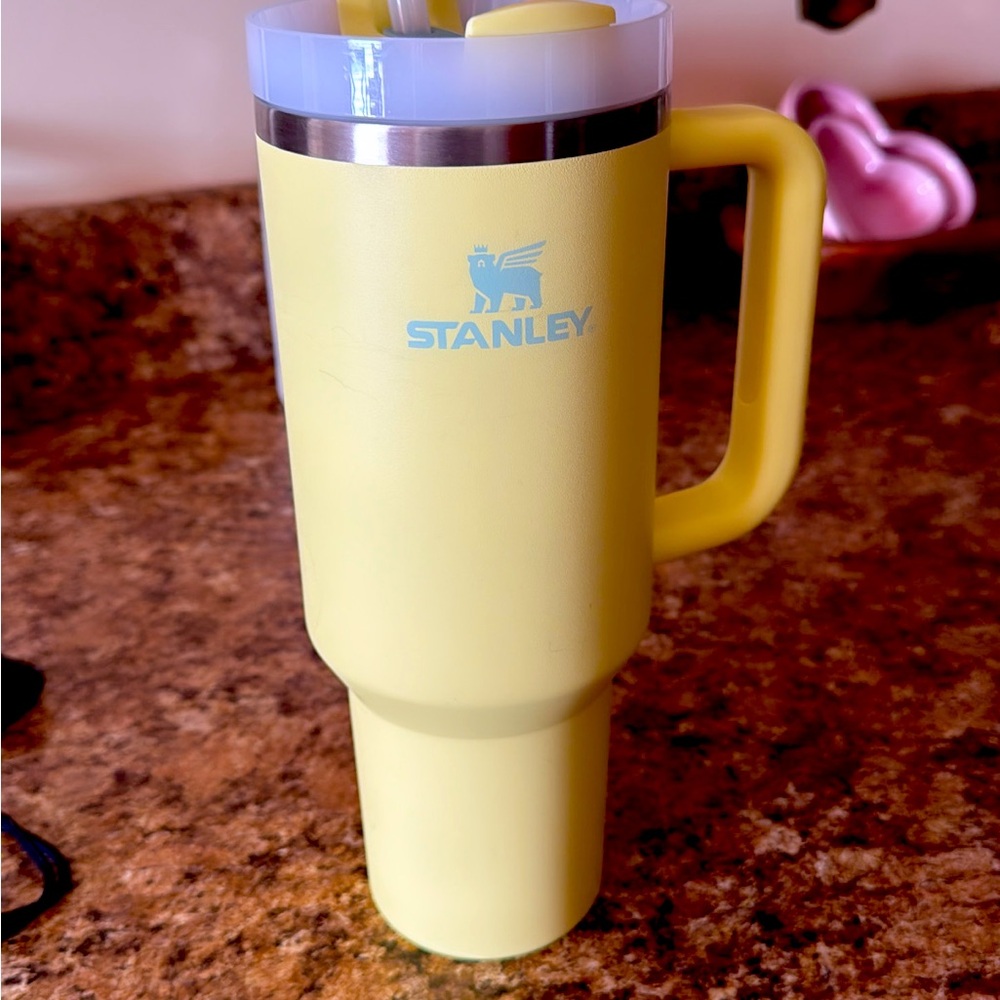 Stanley like-new 40 oz quencher with straw